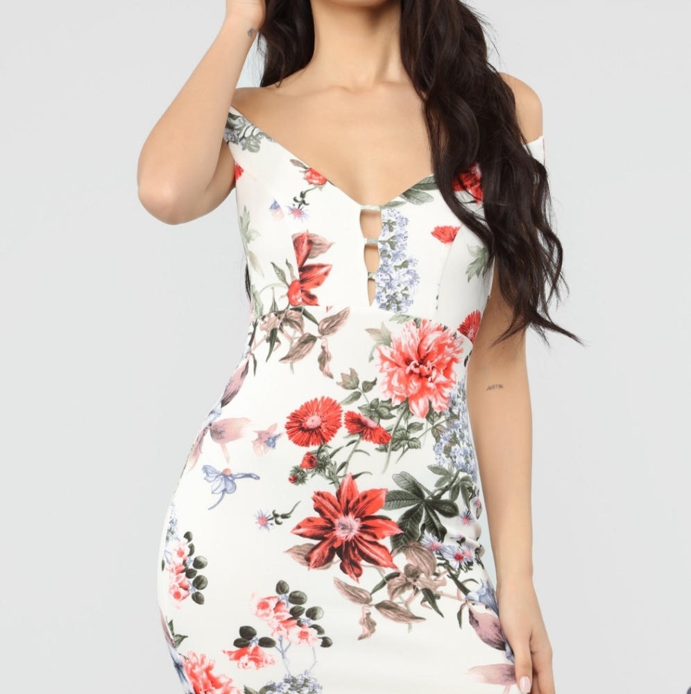 Beautuful white flower dress.
